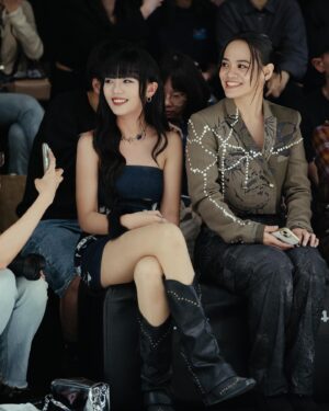 Wenny Lin Instagram - 謝謝 @wooleexstudio邀請！
謝謝這身Look能讓我保有自己酷帥的個性，同時還能帶一點女人味呢🖤💙

hair：@zin_h.harley
Outfit：@wooleexstudio
Photographer：@rockykao456

#WooLeeX #2024AW
#臺北時裝週 #taipeifashionweek
#tpefw #tpefwaw24
@wrevolutionx_
@tpe.fashionweek