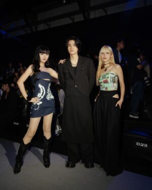 Wenny Lin Instagram - 謝謝 @wooleexstudio邀請！
謝謝這身Look能讓我保有自己酷帥的個性，同時還能帶一點女人味呢🖤💙

hair：@zin_h.harley
Outfit：@wooleexstudio
Photographer：@rockykao456

#WooLeeX #2024AW
#臺北時裝週 #taipeifashionweek
#tpefw #tpefwaw24
@wrevolutionx_
@tpe.fashionweek
