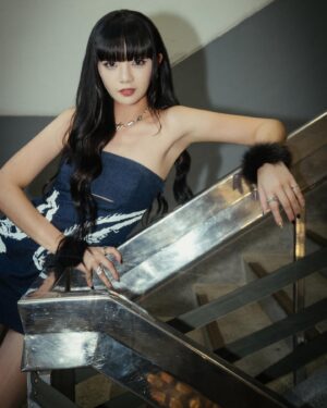Wenny Lin Instagram - 謝謝 @wooleexstudio邀請！
謝謝這身Look能讓我保有自己酷帥的個性，同時還能帶一點女人味呢🖤💙

hair：@zin_h.harley
Outfit：@wooleexstudio
Photographer：@rockykao456

#WooLeeX #2024AW
#臺北時裝週 #taipeifashionweek
#tpefw #tpefwaw24
@wrevolutionx_
@tpe.fashionweek
