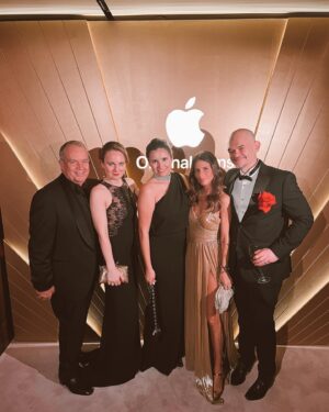 Weronika Rosati Instagram - Thank you my friends for this amazing oscar night✨ Thank you @apple #appleoriginalfilms @appletv for the event. Thank you @mareksierzputowski for my hair and @theoriginalface.therapy for my glowing skin ⭐️ @mariacorbould @the.grape.escape.vineyard #neilcorbould @kasiavarnishka