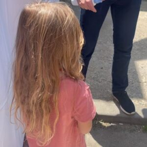Weronika Rosati Instagram - Z okazji dnia dziecka wziełam moja córeczke do pracy do studia filmowego w Bułgarii @nuboyana gdzie z okazji dnia dziecka był tam organizowany wielki festyn dla dzieci w klimacie bajki “ Alladyn”. Były więc lekcje tańca brzucha, węże i inne egzotyczne zabawy. Dziadkowie również sie załapali. Pierwsze zdjęcie zrobione na jednej ze ścian filmowych dekoracji wyglada jakbyśmy byli na Sycylii 😎 Pomiędzy ujęciami urywałyśmy sie na kolejne atrakcje. Teraz Ela chce już zawsze ze mna chodzić do pracy bo pewnie myśli że takie festyny zawsze towarzysza z moim planem zdjęciowym🤦🏽‍♀️ A nasz kamper nazwała naszym nowym małym domkiem. To był super dzień. #dziendziecka @teresamariarosati @dariuszrosati @nuboyana #secretproject #onset