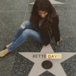 Weronika Rosati Instagram - Dziś obchodziłaby urodziny jedna z najwybitniejszych aktorek wszechczasów - Bette Davis ✨ Wiem że nie będzie to post bijacy rekordy w przeciwieństwie do pustego kontentu ( sama czasami jestem winna temu przyznaje 😔) ale zależy mi by podzielić sie z wami moim artykułem który napisałam wiele lat temu dla @plejadapl o jednej z moich idolek- Ms Davis. Z artykułu dowiecie sie więcej o tej wspaniałej aktorce i kulisach powstawania filmu " Wszystko o Ewie" i jestem ciekawa ile z was go przeczyta haha i waszej opinii- link do artykułu w bio 💪🏼 Na ostatnim zdjęciu jest jej portet z autografem który znajduje się w mojej kolekcji . In honor of @bettedavisestate who would have been 118 years old today I wanted to share an article I wrote about her many years ago - link in bio ⭐️ #bettedavis @bettedavisestate #classichollywood #allabouteve