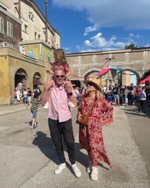 Weronika Rosati Instagram - Z okazji dnia dziecka wziełam moja córeczke do pracy do studia filmowego w Bułgarii @nuboyana gdzie z okazji dnia dziecka był tam organizowany wielki festyn dla dzieci w klimacie bajki “ Alladyn”. Były więc lekcje tańca brzucha, węże i inne egzotyczne zabawy. Dziadkowie również sie załapali. Pierwsze zdjęcie zrobione na jednej ze ścian filmowych dekoracji wyglada jakbyśmy byli na Sycylii 😎 Pomiędzy ujęciami urywałyśmy sie na kolejne atrakcje. Teraz Ela chce już zawsze ze mna chodzić do pracy bo pewnie myśli że takie festyny zawsze towarzysza z moim planem zdjęciowym🤦🏽‍♀️ A nasz kamper nazwała naszym nowym małym domkiem. To był super dzień. #dziendziecka @teresamariarosati @dariuszrosati @nuboyana #secretproject #onset