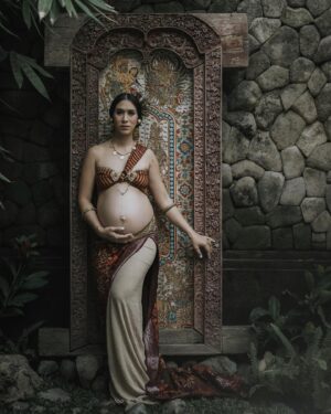Westny Dj Instagram - pumamsam pamtram janaya tam pamanu
jayatam bhawati putranam mata jatanam javasyayam yan.🙏🏻

semoga atas ijin Tuhan dan leluhur anak hamba dalam kandungan sehat,selamat dan terlindungi dari segala kejahatan baik manusia maupun mahluk halus.🙏🏻

Styled by : @cahyadewibali @cahyadewibaliteam 
MUA: @merrydhacrosta_cahyadewiteam 
Photographed by : @oka.dharmawan 

#maternity #maternityphotography #photooftheday #photography #traditional #tradisibali #bajubali #bajuadatbali #adatbali #vintage #fotohamil #pregnant #fotokehamilan #hamil #pregnantstyle #bali #cahyadewibali