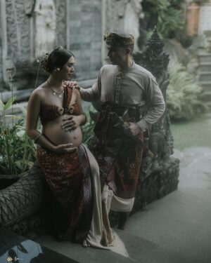 Westny Dj Instagram - pumamsam pamtram janaya tam pamanu
jayatam bhawati putranam mata jatanam javasyayam yan.🙏🏻

semoga atas ijin Tuhan dan leluhur anak hamba dalam kandungan sehat,selamat dan terlindungi dari segala kejahatan baik manusia maupun mahluk halus.🙏🏻

Styled by : @cahyadewibali @cahyadewibaliteam 
MUA: @merrydhacrosta_cahyadewiteam 
Photographed by : @oka.dharmawan 

#maternity #maternityphotography #photooftheday #photography #traditional #tradisibali #bajubali #bajuadatbali #adatbali #vintage #fotohamil #pregnant #fotokehamilan #hamil #pregnantstyle #bali #cahyadewibali