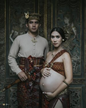 Westny Dj Instagram - pumamsam pamtram janaya tam pamanu
jayatam bhawati putranam mata jatanam javasyayam yan.🙏🏻

semoga atas ijin Tuhan dan leluhur anak hamba dalam kandungan sehat,selamat dan terlindungi dari segala kejahatan baik manusia maupun mahluk halus.🙏🏻

Styled by : @cahyadewibali @cahyadewibaliteam 
MUA: @merrydhacrosta_cahyadewiteam 
Photographed by : @oka.dharmawan 

#maternity #maternityphotography #photooftheday #photography #traditional #tradisibali #bajubali #bajuadatbali #adatbali #vintage #fotohamil #pregnant #fotokehamilan #hamil #pregnantstyle #bali #cahyadewibali