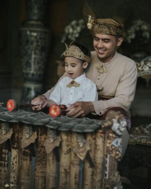 Westny Dj Instagram - pumamsam pamtram janaya tam pamanu
jayatam bhawati putranam mata jatanam javasyayam yan.🙏🏻

semoga atas ijin Tuhan dan leluhur anak hamba dalam kandungan sehat,selamat dan terlindungi dari segala kejahatan baik manusia maupun mahluk halus.🙏🏻

Styled by : @cahyadewibali @cahyadewibaliteam 
MUA: @merrydhacrosta_cahyadewiteam 
Photographed by : @oka.dharmawan 

#maternity #maternityphotography #photooftheday #photography #traditional #tradisibali #bajubali #bajuadatbali #adatbali #vintage #fotohamil #pregnant #fotokehamilan #hamil #pregnantstyle #bali #cahyadewibali