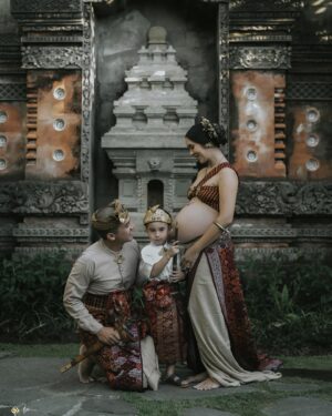 Westny Dj Instagram - pumamsam pamtram janaya tam pamanu
jayatam bhawati putranam mata jatanam javasyayam yan.🙏🏻

semoga atas ijin Tuhan dan leluhur anak hamba dalam kandungan sehat,selamat dan terlindungi dari segala kejahatan baik manusia maupun mahluk halus.🙏🏻

Styled by : @cahyadewibali @cahyadewibaliteam 
MUA: @merrydhacrosta_cahyadewiteam 
Photographed by : @oka.dharmawan 

#maternity #maternityphotography #photooftheday #photography #traditional #tradisibali #bajubali #bajuadatbali #adatbali #vintage #fotohamil #pregnant #fotokehamilan #hamil #pregnantstyle #bali #cahyadewibali