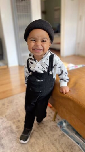 Whitney Mixter Instagram - Happy Wednesday! May your day, week, and life have as many vibes and smiles as this lil guy right here.🖤

@meccasilasmoon