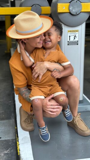 Whitney Mixter Instagram - twinnem💞 go besssfrennn🎶🎶 @meccasilasmoon 

(We haaaaappened to have almost the same outfit unintentionally but it may become fully intentional in the future bc clearly I’m bout that lyyyfe…and I love it)

My fit by➡️ @dandydelmar 🧡