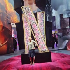 Windi Washington Instagram - HOLLYWOOD, CA: Windi Washington attends Netflix FYSEE 2024 at Sunset Las Palmas Studios in Hollywood, California. 📺🏆✨️ @netflix @televisionacad #netflixfysee #fyc2024

🌍 The host @WINDIWASHINGTON will explore and introduce the daily world of the most trending topics to interviewing  influencers in entertainment, fashion, beauty and lifestyle." —Windi World Daily, Produced by @WindiWorldDailyProductions

📺 📻🎙@WINDIWORLDDAILYSHOW on @WindiWorldDailyTV @OfficialFUBURadio @iHeartPodcast   all pod streams. Download the apps on iOS or Android. 

#WindiWorldDailyWithWindiWashington #WindiWorldDailyShow #WindiWorldDailyTV #OnAirWithWindiWashington #WindiWorldDailyPodcast

#artsandentertainment #hollywood #losangeles #newyork #newyorkcity #radio #podcast #talkshow #talkshowhost #mediapersonality #entertainmentmentnews #fashionnews #beautynews #lifestylenews