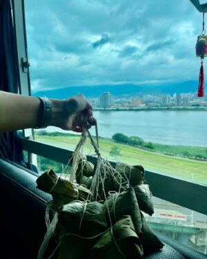 Windie Chang Instagram - 我的新技能又多了一項了❤️謝謝婆婆這些年訓練我包粽子🐲我現在粽子包的又快又美😌

祝大家端午節快樂👏