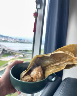 Windie Chang Instagram - 我的新技能又多了一項了❤️謝謝婆婆這些年訓練我包粽子🐲我現在粽子包的又快又美😌

祝大家端午節快樂👏