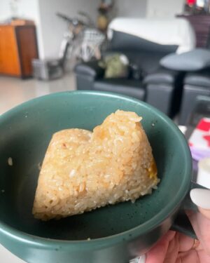 Windie Chang Instagram - 我的新技能又多了一項了❤️謝謝婆婆這些年訓練我包粽子🐲我現在粽子包的又快又美😌

祝大家端午節快樂👏