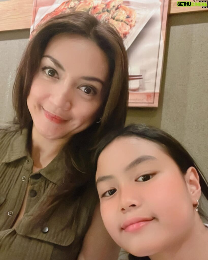 Wiwid Gunawan Instagram - Tidak ada kehidupan yang sempurna ,karena sedih dan tawa selalu akan hadir menyapa,maka jadikan sabar dan syukur sebagai penyempurna segala rasa yang ada..Selamat Malam.. #pesanmama #happy #sweet #love #wiwidgunawan216 #thankful #grateful #blessed #widlov❣️