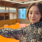 Woo Hye-rim Instagram - 4개월 동안 진행했던 저의 첫 독서 모임💕 Heart-to-Heart이라는 이름만큼 따듯하고 행복한 시간이었어요~우리 클럽 멤버들 한 분 한 분 너무 소중하고 감사해요! 수요일 퇴근 시간에 피곤한 몸을 이끌고 반짝이는 눈으로 토론에 임해주셔서 감사해요! 잊지 않을게요🌟🩷 @trevari_official #bookclub #독서모임