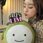 Woo Hye-rim Instagram - 다음에는 뭐 틀지? 🤔💕 요즘 뭐 들어요? 🎧📻 #신청곡 What’s on your playlist?! #wonderhourswithhyerim #kbsworldradio #라디오 #영어라디오 💯