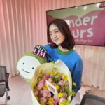Woo Hye-rim Instagram - 라디오 DJ 데뷔❣️🙏🥳 첫 방송 잘 끝났습니다! 라디오팀 @kbsonefineday 그리고 청취자분들 그리고 첫번째 게스트 @aboutjulian 감사합니다!! 깜짝 선물도 정말정말 감사합니다 @waveenter @wgworldcafe 😭😭😭 초심 잃지 않고 열심히 재밌게 잘 하겠습니다~~🙆‍♀️ 💖💗💕🎉💛✨️🙏
