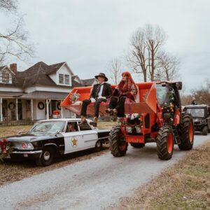 Wynonna Judd Instagram - Leipers Fork: “Hey, want to be the Grand Marshalls of our Christmas Parade?” 🎄
Me: “Can I bring my @kubotausa tractor?” 🚜

📸: @hayleyshoots