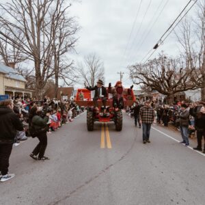 Wynonna Judd Instagram - Leipers Fork: “Hey, want to be the Grand Marshalls of our Christmas Parade?” 🎄
Me: “Can I bring my @kubotausa tractor?” 🚜

📸: @hayleyshoots