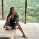 Xenia Chong Instagram - 🖤🖤🖤 工作時別人電話中的我🫶🏻 這些都是原圖沒有後期加工 背光的我有點黑 期待攝影師的照片 辛苦及謝謝大家🙏🏻❤️ 也感謝工作中有 @clmallhk 嘅contact lens 陪伴令我眼睛炯炯有神 #xeniachong #clmall #clmallhk #hkig #hkactor #followme #莊韻澄 #loveisintheair