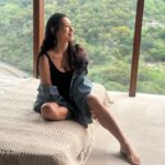 Xenia Chong Instagram - 🖤🖤🖤 工作時別人電話中的我🫶🏻 這些都是原圖沒有後期加工 背光的我有點黑 期待攝影師的照片 辛苦及謝謝大家🙏🏻❤️ 也感謝工作中有 @clmallhk 嘅contact lens 陪伴令我眼睛炯炯有神 #xeniachong #clmall #clmallhk #hkig #hkactor #followme #莊韻澄 #loveisintheair