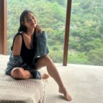 Xenia Chong Instagram - 🖤🖤🖤 工作時別人電話中的我🫶🏻 這些都是原圖沒有後期加工 背光的我有點黑 期待攝影師的照片 辛苦及謝謝大家🙏🏻❤️ 也感謝工作中有 @clmallhk 嘅contact lens 陪伴令我眼睛炯炯有神 #xeniachong #clmall #clmallhk #hkig #hkactor #followme #莊韻澄 #loveisintheair