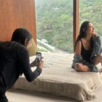 Xenia Chong Instagram - 🖤🖤🖤 工作時別人電話中的我🫶🏻 這些都是原圖沒有後期加工 背光的我有點黑 期待攝影師的照片 辛苦及謝謝大家🙏🏻❤️ 也感謝工作中有 @clmallhk 嘅contact lens 陪伴令我眼睛炯炯有神 #xeniachong #clmall #clmallhk #hkig #hkactor #followme #莊韻澄 #loveisintheair