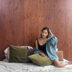 Xenia Chong Instagram - 🖤🖤🖤 工作時別人電話中的我🫶🏻 這些都是原圖沒有後期加工 背光的我有點黑 期待攝影師的照片 辛苦及謝謝大家🙏🏻❤️ 也感謝工作中有 @clmallhk 嘅contact lens 陪伴令我眼睛炯炯有神 #xeniachong #clmall #clmallhk #hkig #hkactor #followme #莊韻澄 #loveisintheair