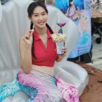 Xenia Chong Instagram - 💖💖💖 今日化身貓同魚去玩 扮忌廉哥去睇檔又扮吓美人魚咁啦🧜🏻‍♀️ 呵呵😌 想嚟玩就留意返👇🏻 日期：5月25至26日 時間：下午1時 – 晚上8時 地點：灣仔海濱活動空間 (灣仔鴻興道3號，鄰近灣仔碼頭) 🆓免費入場 @dr.metrics @petsgoalxcreambro @hktlmall @mermaid_op @heilyma #NMN #supplement #貓狗NMN #人寵共融 #drmetrics #drmetricsnmn #忌廉哥 #忌廉哥罐罐