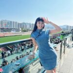 Xenia Chong Instagram - ❤️❤️❤️ 初三赤口入馬場 龍馬精神🤩 #xeniachong #hkig #hkactor #followme #莊韻澄 #loveisintheair