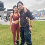 Xenia Chong Instagram - 🤪🤪🤪 霍哥成日搭人膊頭今日仲唔輪到我🫳🏻 聞說最近興起貓系女友 一隻手可以托兩個嗎🫴🏻 小貓咪可以放上膊頭街街了 重點來了👇🏻 Coffee sweat 可能係我著過最好嘅active wear🧘🏻‍♀️ #coffeesweat #xeniachong #hkig #hkactor #followme #莊韻澄 #loveisintheair
