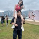 Xenia Chong Instagram - 🤪🤪🤪 霍哥成日搭人膊頭今日仲唔輪到我🫳🏻 聞說最近興起貓系女友 一隻手可以托兩個嗎🫴🏻 小貓咪可以放上膊頭街街了 重點來了👇🏻 Coffee sweat 可能係我著過最好嘅active wear🧘🏻‍♀️ #coffeesweat #xeniachong #hkig #hkactor #followme #莊韻澄 #loveisintheair