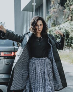 Ximena Romo Instagram - Dando la vuelta con PERCHA Magazine @perchamagazine ❤️‍🔥

Editor en jefe @bienfufurufo 
Fotografía @santiagorui 
Director creativo y de moda @edu.espejo 
MUA @robbielikemargot 
Hair @alejandroiniguezhair 
Coordinación de moda @rislasd 
Asistente de foto @javiprez_ 

Gracias equipo siempre 
RP @brendanavac @ddanym 
Agencia @belong.mx 
Look @prada 
Loon @dior 

Una historia en movimiento y sin pausas contada por #rangerovervelar @landrovermx