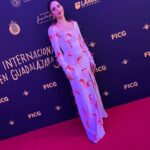 Ximena Romo Instagram - Ser jurado del @premiomaguey en esta edición del @ficg ha sido una de las experiencias más lindas y acogedoras que he tenido en un festival. Me cuesta trabajo pensar que solo unas cuantas películas merecen un premio porque en cada una que me tocó ver reconozco voces y visiones únicas que tienen valor y merecen reconocimiento. Sin embargo, el festival tiene una sensación fuerte de compañerismo y de ser parte de un colectivo que apuesta por las historias y el arte cinematográfico. Gracias especiales a mis compañeres de jurado @adrian.silvestre y @erendiritas quienes fueron la mejor compañía y equipo que pude haber deseado. Gracias @classicarolina por cuidarnos en este viaje. Amé ver a la gente con la que he compartido este camino y a tantas otras que me inspiran. El @ficg se siente como mi casa. Gracias por hacerme parte. Vestido: @olmosyflores Maquillaje: @fatimamorenomakeup Peinado: @charlycabraleshair