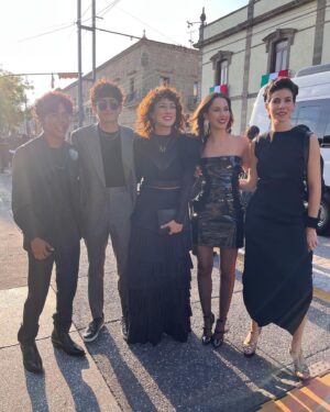 Ximena Romo Instagram - Gracias @academiacinemx por esta celebración del cine mexicano. Es inspirador ver el trabajo arduo y creativo de todas las personas que a veces tienen que luchar para que sus historias sean contadas. Felicidades a todas las películas nominadas y a quienes recibieron un reconocimiento. Sobre todo reconozco la dicha de ver a tantas mujeres dando pasos firmes dentro de la industria. Además me parece increíble que Guadalajara fuera este año sede. Fue muy lindo sentir la buena vibra, el compañerismo y el amor de quienes formamos parte de esta industria. 

Vestido y aretes  @alfredomartinez_brand @steponfashion 
Zapatos @reginaromeromx