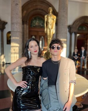Ximena Romo Instagram - Gracias @academiacinemx por esta celebración del cine mexicano. Es inspirador ver el trabajo arduo y creativo de todas las personas que a veces tienen que luchar para que sus historias sean contadas. Felicidades a todas las películas nominadas y a quienes recibieron un reconocimiento. Sobre todo reconozco la dicha de ver a tantas mujeres dando pasos firmes dentro de la industria. Además me parece increíble que Guadalajara fuera este año sede. Fue muy lindo sentir la buena vibra, el compañerismo y el amor de quienes formamos parte de esta industria. 

Vestido y aretes  @alfredomartinez_brand @steponfashion 
Zapatos @reginaromeromx