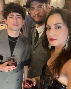 Ximena Romo Instagram - Gracias @academiacinemx por esta celebración del cine mexicano. Es inspirador ver el trabajo arduo y creativo de todas las personas que a veces tienen que luchar para que sus historias sean contadas. Felicidades a todas las películas nominadas y a quienes recibieron un reconocimiento. Sobre todo reconozco la dicha de ver a tantas mujeres dando pasos firmes dentro de la industria. Además me parece increíble que Guadalajara fuera este año sede. Fue muy lindo sentir la buena vibra, el compañerismo y el amor de quienes formamos parte de esta industria. 

Vestido y aretes  @alfredomartinez_brand @steponfashion 
Zapatos @reginaromeromx