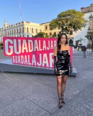 Ximena Romo Instagram - Gracias @academiacinemx por esta celebración del cine mexicano. Es inspirador ver el trabajo arduo y creativo de todas las personas que a veces tienen que luchar para que sus historias sean contadas. Felicidades a todas las películas nominadas y a quienes recibieron un reconocimiento. Sobre todo reconozco la dicha de ver a tantas mujeres dando pasos firmes dentro de la industria. Además me parece increíble que Guadalajara fuera este año sede. Fue muy lindo sentir la buena vibra, el compañerismo y el amor de quienes formamos parte de esta industria. 

Vestido y aretes  @alfredomartinez_brand @steponfashion 
Zapatos @reginaromeromx
