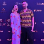 Ximena Romo Instagram - Ser jurado del @premiomaguey en esta edición del @ficg ha sido una de las experiencias más lindas y acogedoras que he tenido en un festival. Me cuesta trabajo pensar que solo unas cuantas películas merecen un premio porque en cada una que me tocó ver reconozco voces y visiones únicas que tienen valor y merecen reconocimiento. Sin embargo, el festival tiene una sensación fuerte de compañerismo y de ser parte de un colectivo que apuesta por las historias y el arte cinematográfico. Gracias especiales a mis compañeres de jurado @adrian.silvestre y @erendiritas quienes fueron la mejor compañía y equipo que pude haber deseado. Gracias @classicarolina por cuidarnos en este viaje. Amé ver a la gente con la que he compartido este camino y a tantas otras que me inspiran. El @ficg se siente como mi casa. Gracias por hacerme parte. Vestido: @olmosyflores Maquillaje: @fatimamorenomakeup Peinado: @charlycabraleshair