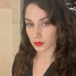 Ximena Romo Instagram - Ser jurado del @premiomaguey en esta edición del @ficg ha sido una de las experiencias más lindas y acogedoras que he tenido en un festival. Me cuesta trabajo pensar que solo unas cuantas películas merecen un premio porque en cada una que me tocó ver reconozco voces y visiones únicas que tienen valor y merecen reconocimiento. Sin embargo, el festival tiene una sensación fuerte de compañerismo y de ser parte de un colectivo que apuesta por las historias y el arte cinematográfico. Gracias especiales a mis compañeres de jurado @adrian.silvestre y @erendiritas quienes fueron la mejor compañía y equipo que pude haber deseado. Gracias @classicarolina por cuidarnos en este viaje. Amé ver a la gente con la que he compartido este camino y a tantas otras que me inspiran. El @ficg se siente como mi casa. Gracias por hacerme parte. Vestido: @olmosyflores Maquillaje: @fatimamorenomakeup Peinado: @charlycabraleshair