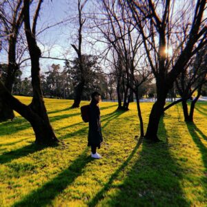 Ximena Romo Instagram - De esos dias de artistas, Madrid, los tejados de Toledo, escapadas en botes, familia, bosque 🫀✨👀