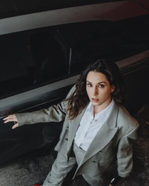 Ximena Romo Instagram - Dando la vuelta con PERCHA Magazine @perchamagazine ❤️‍🔥

Editor en jefe @bienfufurufo 
Fotografía @santiagorui 
Director creativo y de moda @edu.espejo 
MUA @robbielikemargot 
Hair @alejandroiniguezhair 
Coordinación de moda @rislasd 
Asistente de foto @javiprez_ 

Gracias equipo siempre 
RP @brendanavac @ddanym 
Agencia @belong.mx 
Look @prada 
Loon @dior 

Una historia en movimiento y sin pausas contada por #rangerovervelar @landrovermx