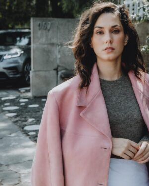 Ximena Romo Instagram - Dando la vuelta con PERCHA Magazine @perchamagazine ❤️‍🔥

Editor en jefe @bienfufurufo 
Fotografía @santiagorui 
Director creativo y de moda @edu.espejo 
MUA @robbielikemargot 
Hair @alejandroiniguezhair 
Coordinación de moda @rislasd 
Asistente de foto @javiprez_ 

Gracias equipo siempre 
RP @brendanavac @ddanym 
Agencia @belong.mx 
Look @prada 
Loon @dior 

Una historia en movimiento y sin pausas contada por #rangerovervelar @landrovermx