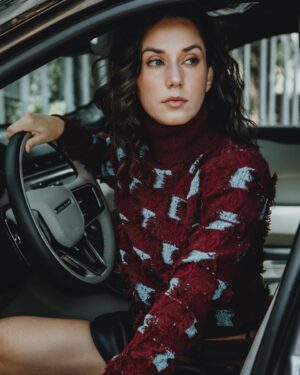 Ximena Romo Instagram - Dando la vuelta con PERCHA Magazine @perchamagazine ❤️‍🔥

Editor en jefe @bienfufurufo 
Fotografía @santiagorui 
Director creativo y de moda @edu.espejo 
MUA @robbielikemargot 
Hair @alejandroiniguezhair 
Coordinación de moda @rislasd 
Asistente de foto @javiprez_ 

Gracias equipo siempre 
RP @brendanavac @ddanym 
Agencia @belong.mx 
Look @prada 
Loon @dior 

Una historia en movimiento y sin pausas contada por #rangerovervelar @landrovermx