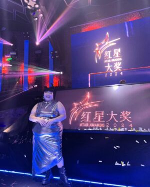 Xixi Lim Instagram - It's really an honour to host and witness the award ceremony and the all the amazing winners behind the scene 🤩 大家都很棒！

Pls swipe all the way to the back to see the raw footage of me and @seow_sinnee when they are presenting 《最佳短篇综艺节目》奖 。我们真的很开心，发自内心的呐喊，我也很荣幸可以加入你们的主持阵容！我们一起继续加油 ❤️

@lamer9010 请继续发光发亮！买双crocs 送给你😍

Hair & makeup by: @alisontay.makeup @zoel.makeup