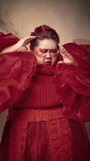 Xixi Lim Instagram - insane ootd with @xixilimofficial 
.
model @xixilimofficial @basicmodels assist @lynnsiah 
hair @shradhaprostylist 
makeup @cynderellasg 
stylist @indra_murak
studio @dnmcstudio assist @leochiabatta
red ensemble @shahay_studio 
white ensemble @serinaleeofficial
black ensemble @indra_murak