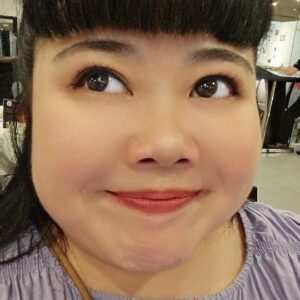 Xixi Lim Instagram - Portable table top, anyone? 😅

#fatpeopleproblems