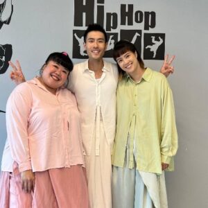 Xixi Lim Instagram - 猜猜我们的关系？

When you put the 3 of us tgt with filly faley clothes 😎 Watch till the end for Kiki's reaction 😆

#theblockbusters #MediacorpTheBlockbusters #巨舞霸
