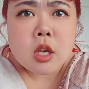 Xixi Lim Instagram - 我助理要我幫她拍舞蹈視頻，他好像沒有很滿意 😐 

我覺得我拍得很好啊！你們覺得呢？